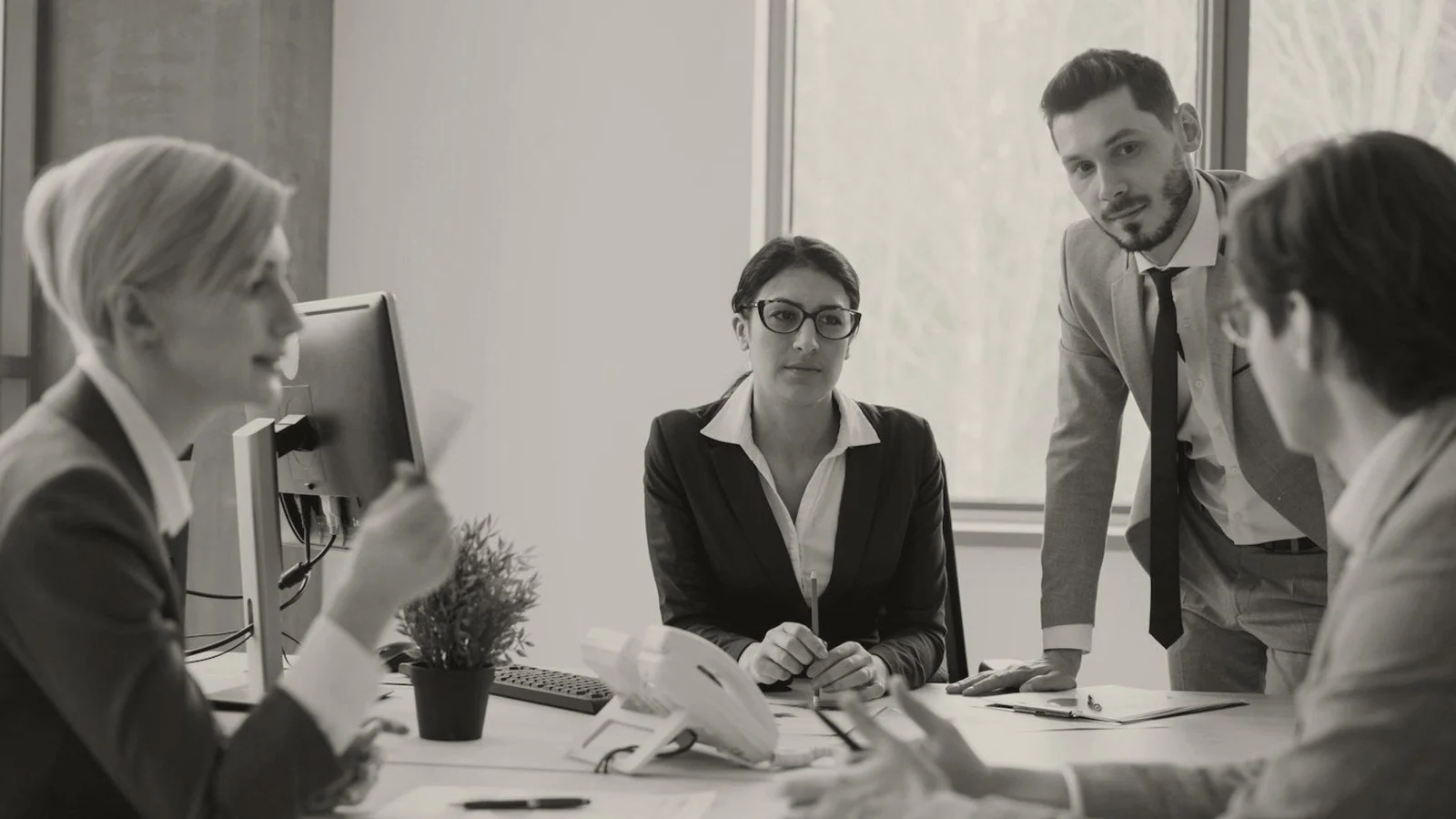 Persone riunite attorno a un tavolo di lavoro